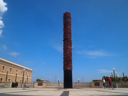 Totem pole at Plaza del Quinto Centenario