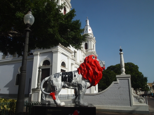 painted lion and the cathedral in Plaza las Delicias